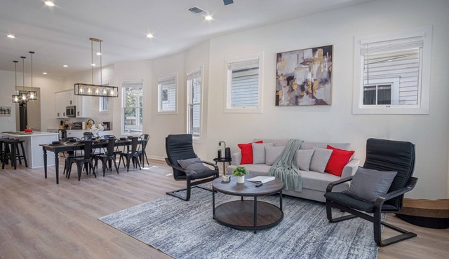 Experience Downtown Living: 3BR/3BA Perfect Stays