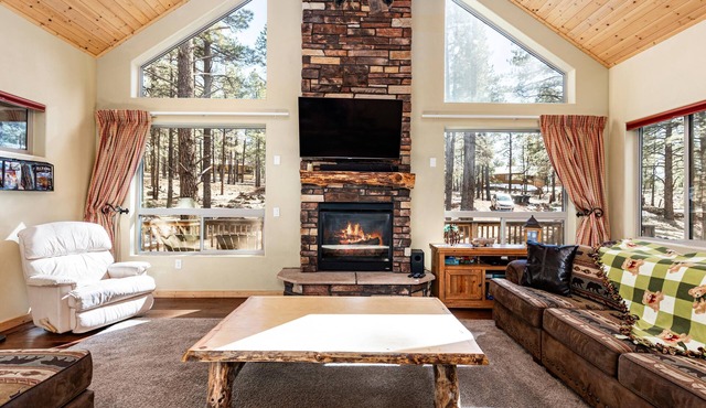 Experience Luxury near Williams & Grand Canyon: Your Cool Mountain Getaway!