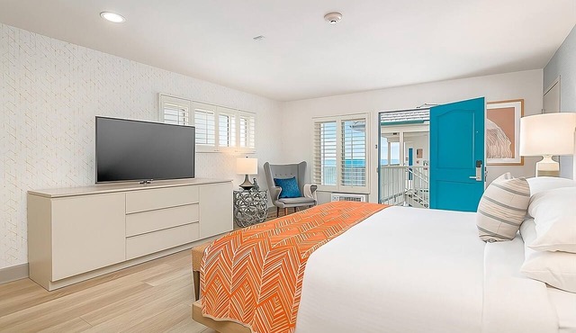 Experience Soothing Moments & Luxury! Outdoor Pool, Beachfront Property