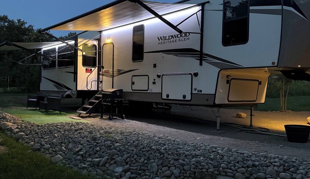 Fabulous 3-bedroom RV with direct access to the Sebasticook River!