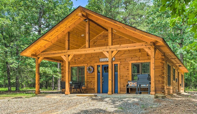 'Falling Star' Eagletown Cabin w/Hot Tub: Pets OK