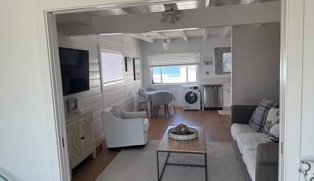 Family Beachside Haven: 2BR + Twin Room -2 Full Baths -Steps to Surf