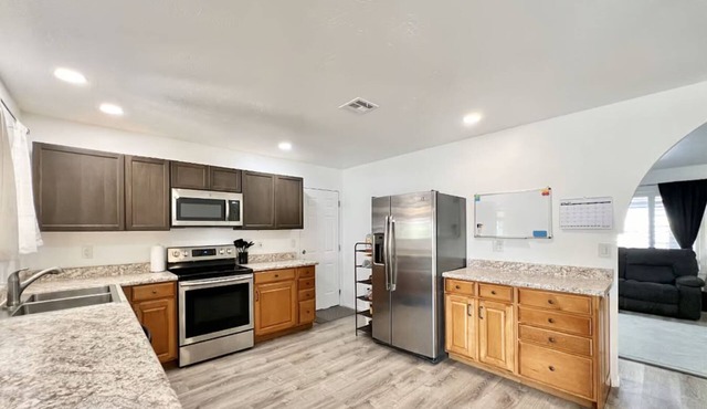 Family-friendly 2-bedroom 2-bathroom home with fenced backyard, toys, AC, WiFi