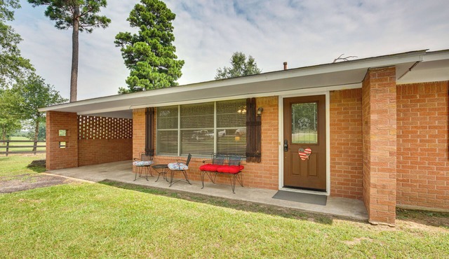 Family-Friendly De Kalb Getaway w/Fire Pit!