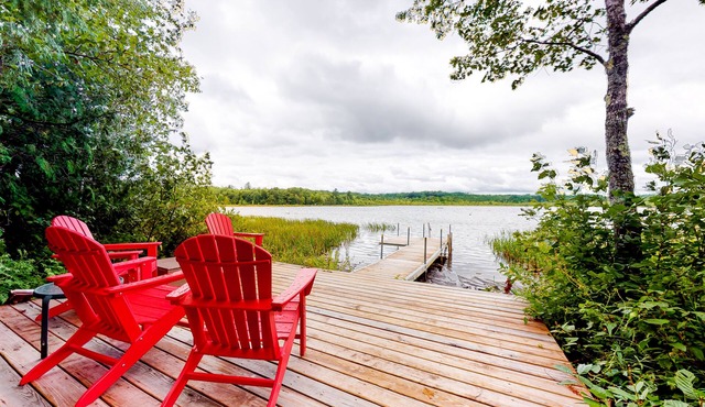 Fantastic Lakefront Cabin W/Free WiFi, Three Kayaks, Private Dock, & Firepit