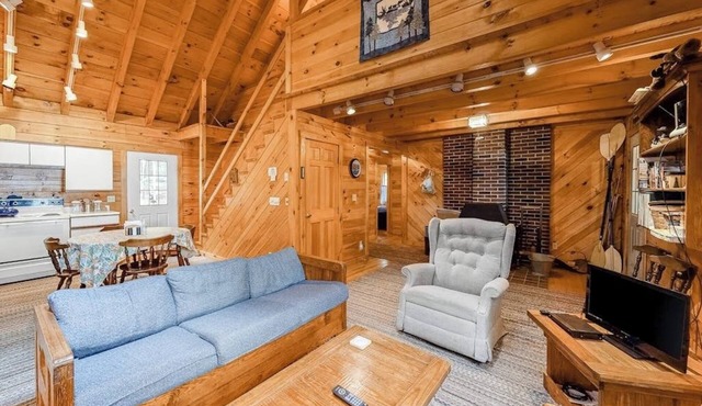 Fantastic retreat close to lake with nearby boat access & private beach - dog OK