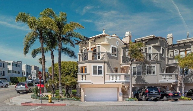 Fantastic townhome in Hermosa two blocks from the beach!