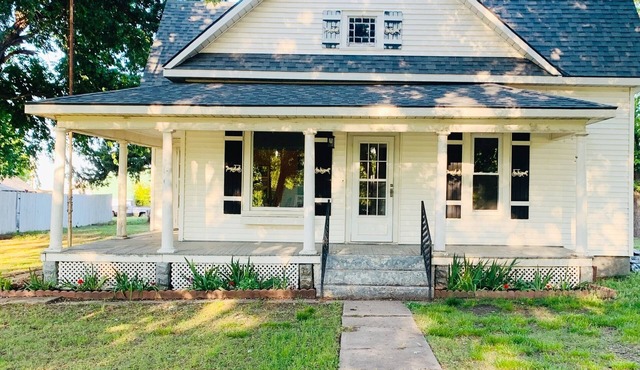 Farmhouse Getaway- Located between Pratt & Kingman easy access to HWY 54