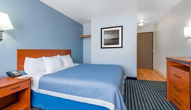 Featuring a year round indoor pool and a hot tub .