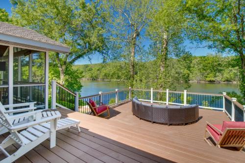 Fire Pit & Grill: Riverfront Home in Arkansas!