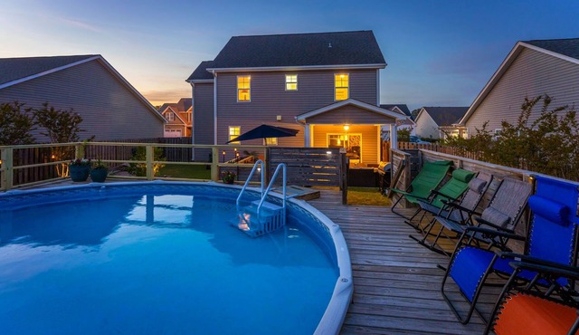 *Fire pit & Pool*Modern Coastal Home*Dog Friendly* in Castle Hayne