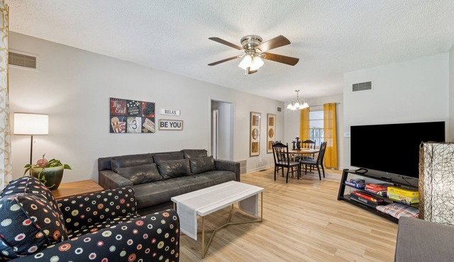 Firepit - Sunroom - close to Towne East