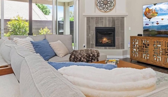 Fireside Oasis Retreat - An Irvie Home