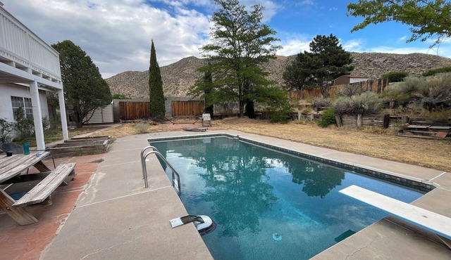 Foothills 4BR house w/Heated Pool, Hot Tub and pool table!