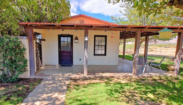 Four Bar Cottages: The Apache