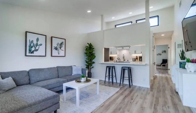 Fresh Modern & Comfy Apt Near It All [+parking]!