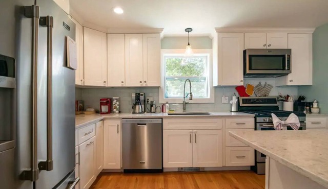 Fully Restored Bristol Home, Walk to Town & Harbor