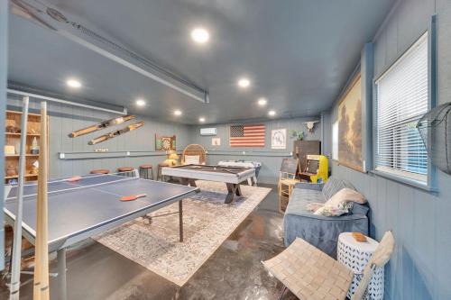 Fully Restored cottage, AMAZING game room, hot tub