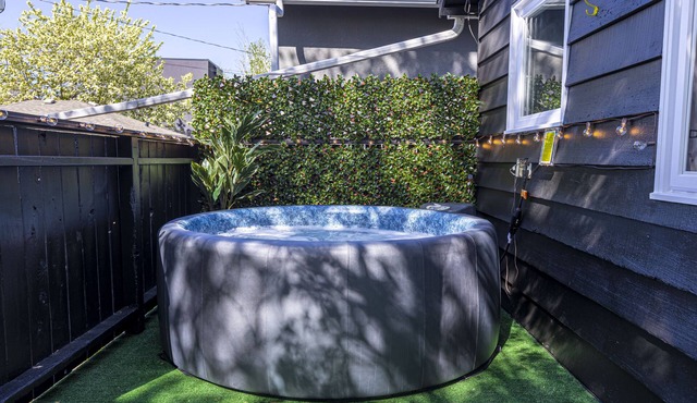 Funky House - Private Hot Tub - Walking Distance to Downtown