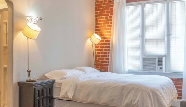 Furnished Studio in Silver Lake with Parking