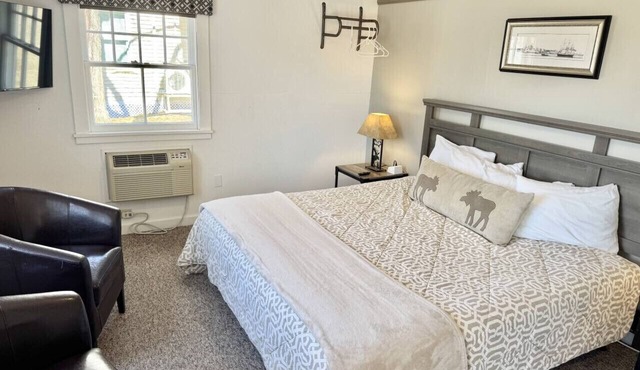 Gallagher`s Travels Cabin 6 (King Bed)