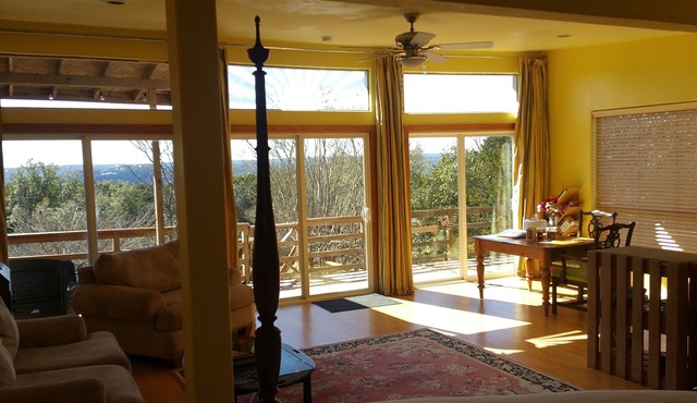 Garden Cottage - Peace, views, hot-tub and privacy. Romantic Wimberley getaway