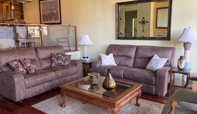 Gated community, beaches, shopping, restaurants, golf, all walking distance.