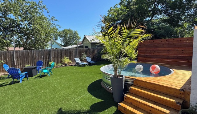 Gem On Pearl w/Pool - Walk to Downtown Lockhart