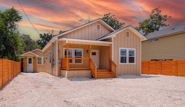 Generous 4BR/3BA Charmer Near Glorius Downtown!