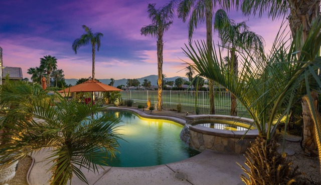 Golf Course Oasis, Pool, Spa, Games, Walk to Festivals, Pet Friendly.