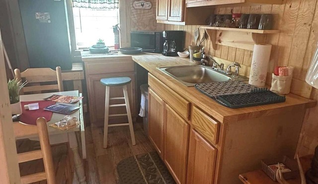 Gorgeous 3-bedroom cabin with AC in peaceful Isaban