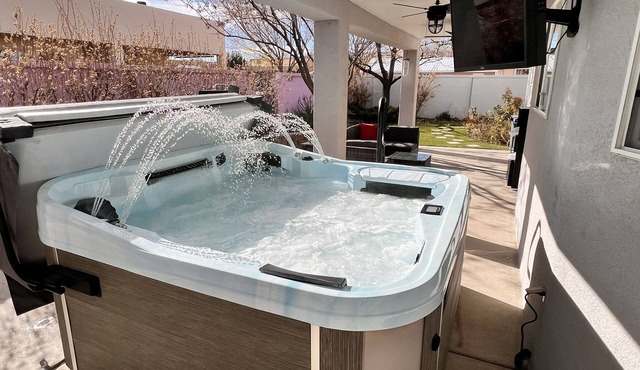 Gorgeous house w/hot tub pool table gaming table next to amazing walking trail!