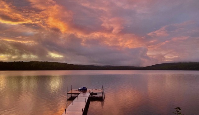 Gorgeous lakefront cottage with beautiful sunset views!