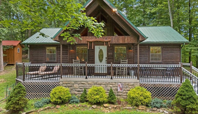 Gorgeous Luxury Chalet. Huge See-Thru Stone Fireplace. Private, Hot Tub, Wi-Fi.
