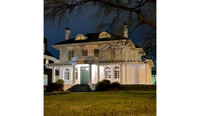 Grand Old White Capitol Executive Suite