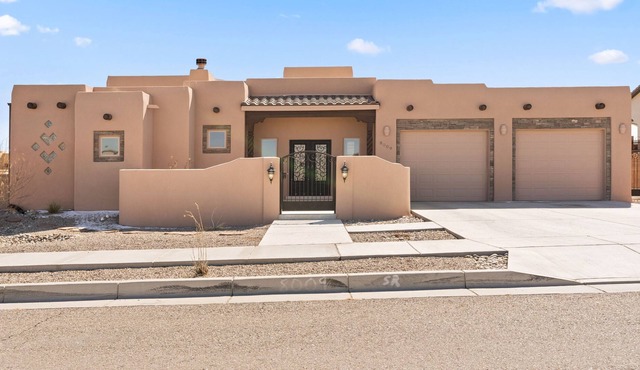 Great Custom Home New Heated Pool & Hot Tub
