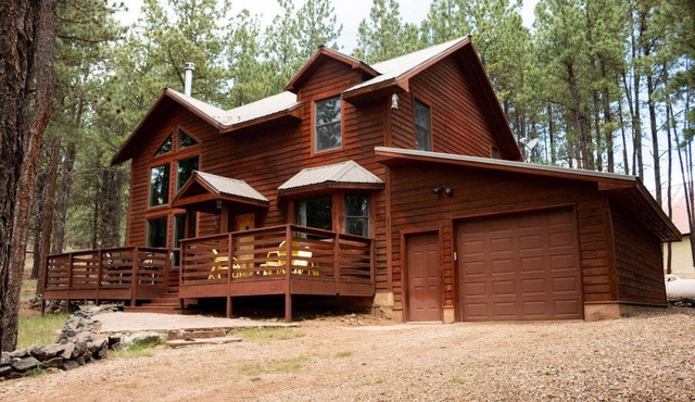 Great house two miles to the ski lift and closer yet to the golf course.