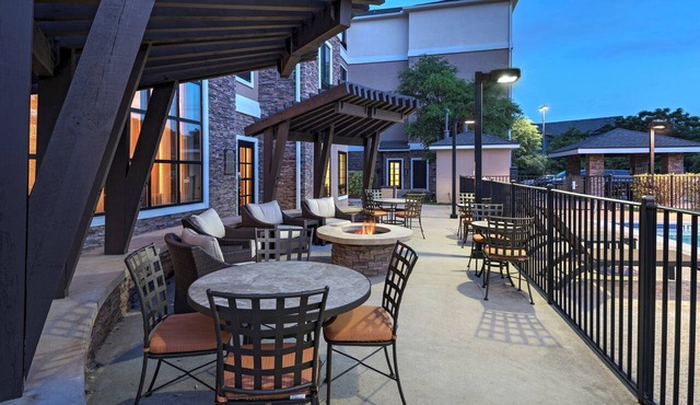 Great location! Air-Conditioned Studio with Outdoor Pool Access, Free Breakfast + More!