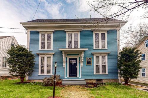 Ground-floor duplex with WiFi & W/D - walk to river and downtown