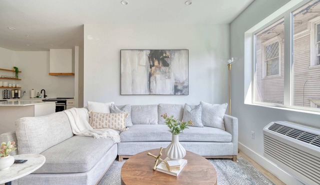 Group-Ready Luxury 6BR - Private Floor - Sleeps 12