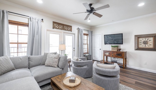 Gruene Getaway - 3/2 Luxury Condo + Pool + River Access + Walk to Gruene + Mins to Downtown NB
