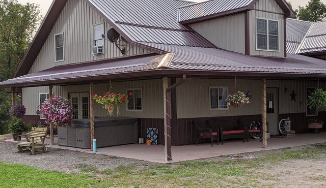 Guesthouse with fresh country air, beautiful views. 25 minutes from Eau Claire.
