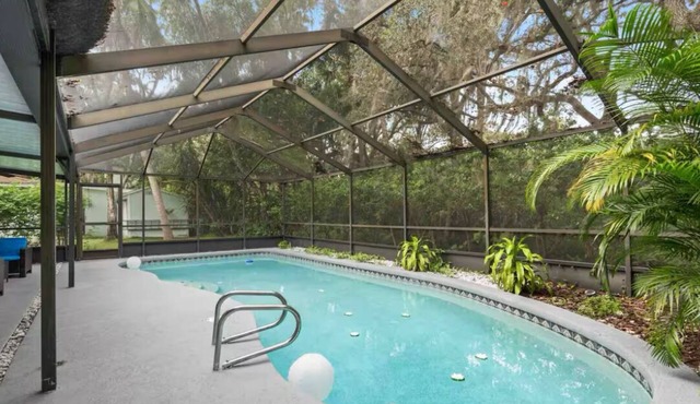 Heated pool. 4-bedroom house. 6.9 miles to honeymoon Beach.