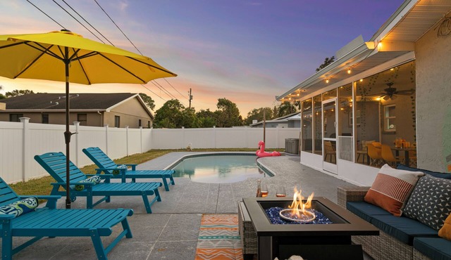 Heated pool, hot tub, game room, firepit, 10 min to Honeymoon beach and downtown