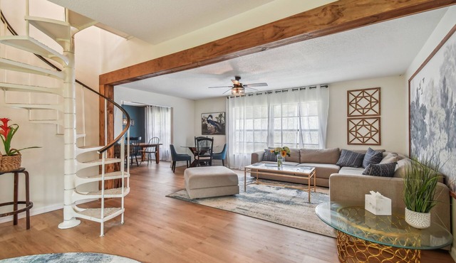 Heated/private pool- fenced yard-kid/pet friendly!