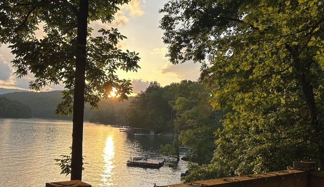 Hickory Harbor - Newly renovated lakefront retreat, sleeps 14 w/private dock