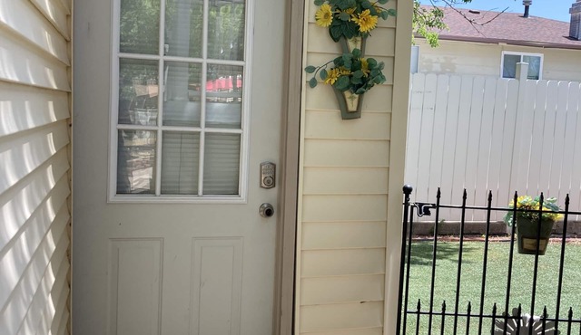 Hidden Gem! 1-bedroom studio, WIFI and Parking.