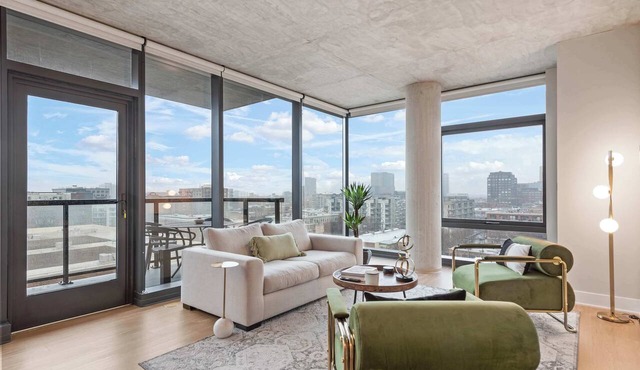 High-End West Loop 2BR + City Views & Walkability
