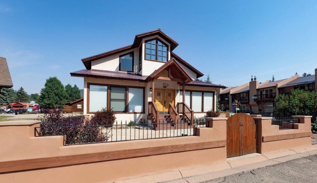 High Expectations - In Town - Hot Tub - Fireplace - Adjustable Bed - Fenced Yard