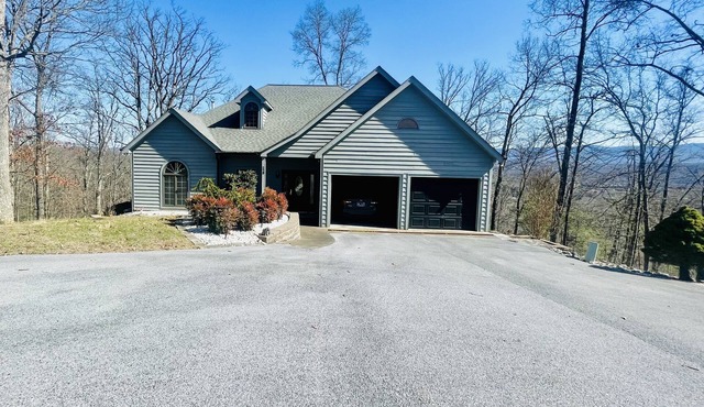 Hiking trails right outside the door. Gourmet Kitchen & Massive Deck